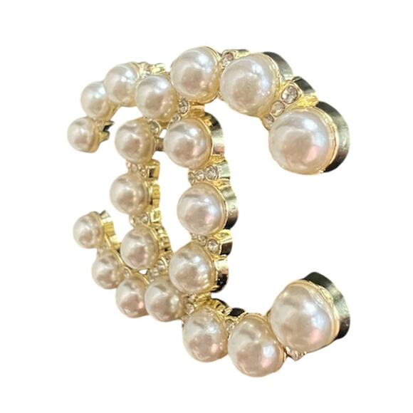 CHANEL Gold Pearl and Crystal Interlocking CC Brooch Fall/Winter 2023 (CCXX019) - Picture 2 of 4